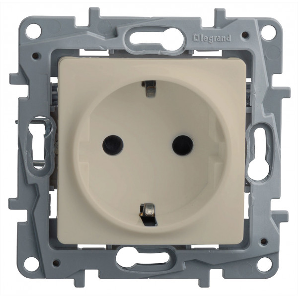 Розетка 1-местная с заземлением с защитными шторками 16А 250В слоновая кость ETIKA